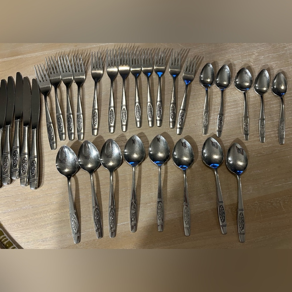 30 pieces of Distinction Deluxe by Oneida ROSE PENDANT Stainless. KNIVES, FORKS